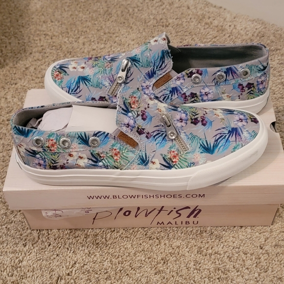 Women's Sneakers - Picture 1 of 5